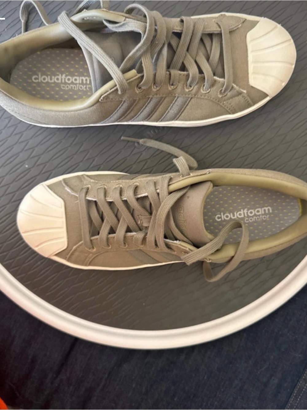 m8/W9.5 never worn. adidas Men's Low-Top Sneakers in Olive and Cream